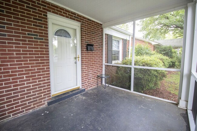 Building Photo - 2-bedroom, 1-bathroom brick bungalow in Ro...