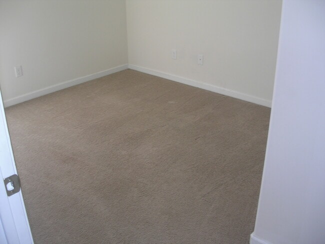 Building Photo - 112 Five Oaks Ct