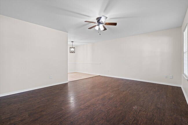 Foto del edificio - 165 Montclair Loop