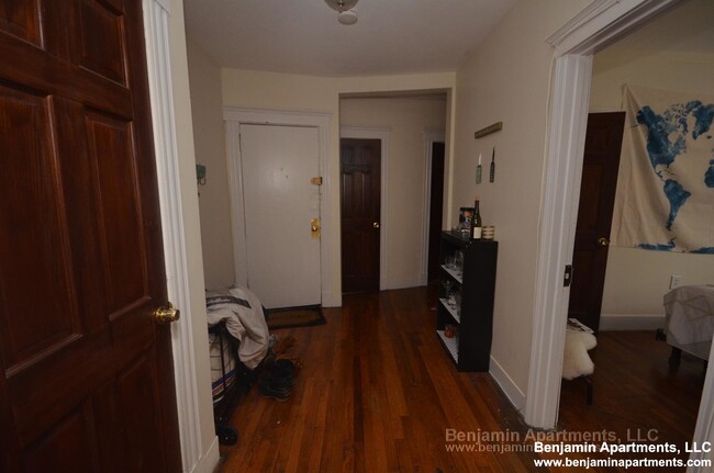 Building Photo - 240 Kelton St