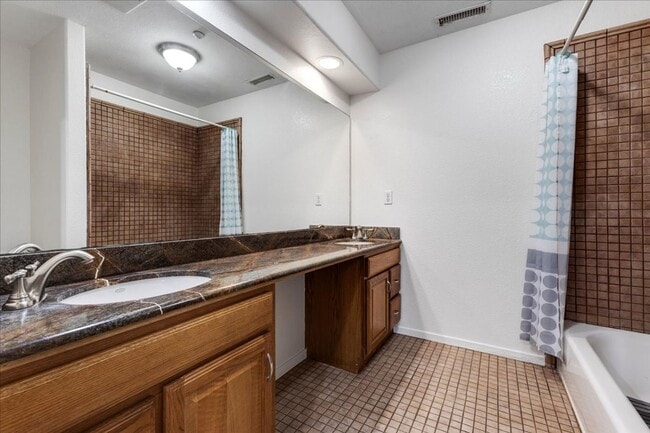 Building Photo - 3136 Lake Dr