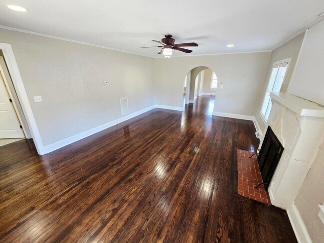 Foto del edificio - Charming Brick Home for Rent in Burlington