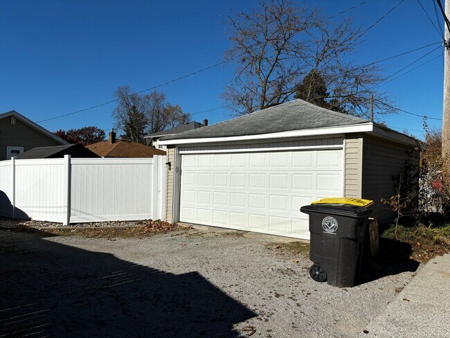Building Photo - Adorable 2-bedroom home with garage, new f...
