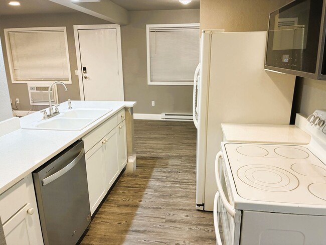 Building Photo - 1 Bedroom, 1 Bath Condo Available Sept 4st...