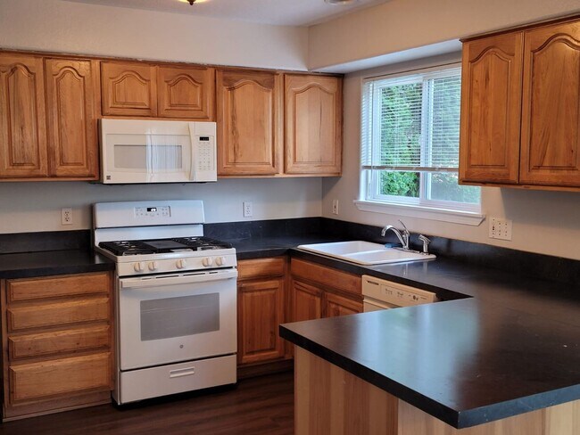 Foto del edificio - Milwaukie home- 3 bedroom 2.5 bath home wi...