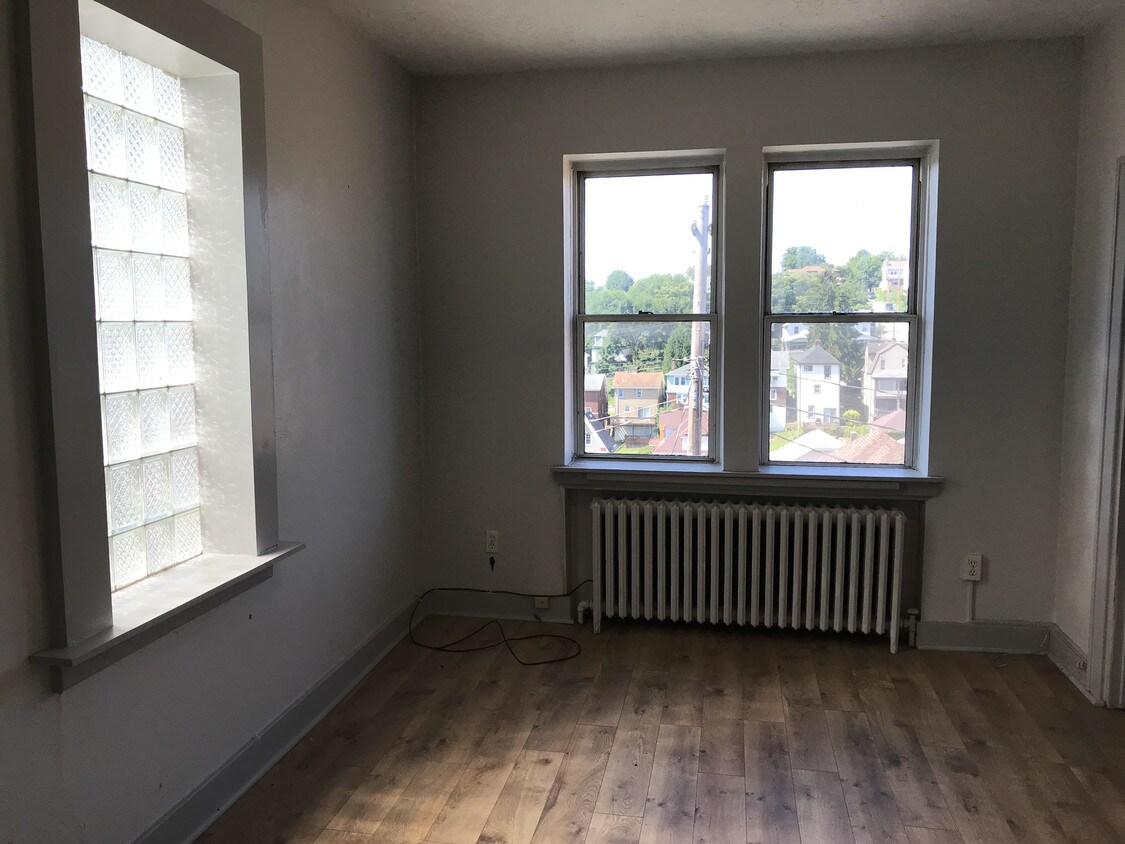 Foto principal - 906 Brookline Blvd