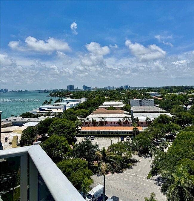 Building Photo - 900 Bay Dr