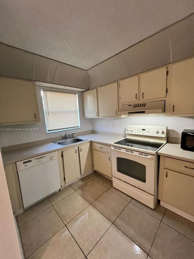 Foto principal - 7903 SW 8th St