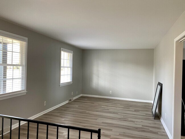 Building Photo - Location Location Location!!! 4bdr/2ba Spl...
