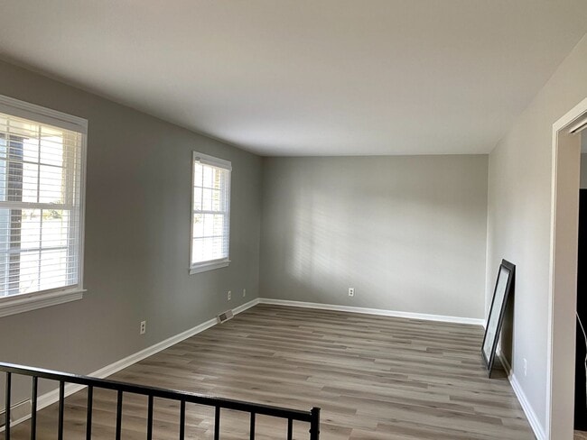 Building Photo - Location Location Location!!! 4bdr/2ba Split Level near Clarksville County Club!!