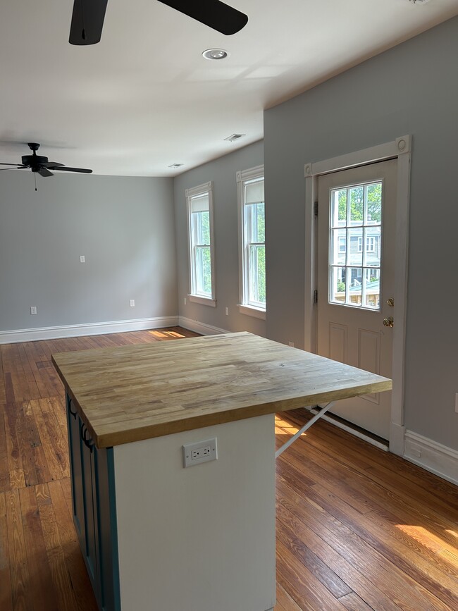 Building Photo - 1103 Oakwood Ave