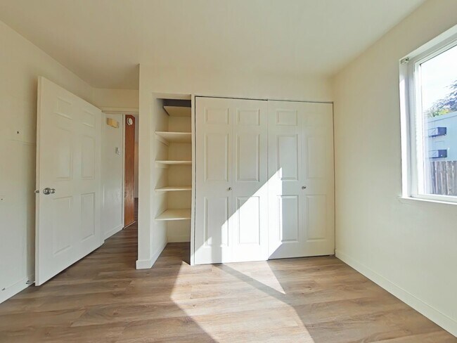 Foto del edificio - 1 Bedroom Apartment ~ Close to Campus ~ Ca...