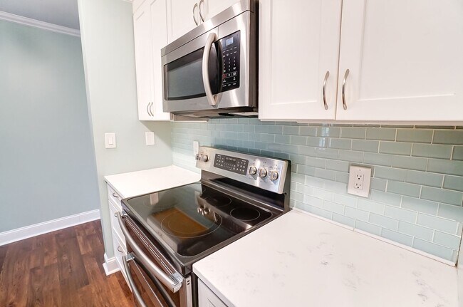 Building Photo - Move-in Ready 2 Bedroom Condo in Waterfron...
