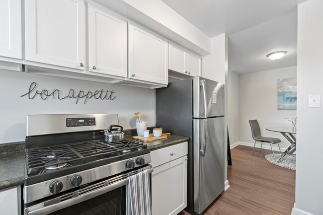 Kitchen - 404 Rivertowne Apartment Homes