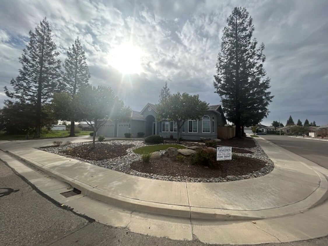Primary Photo - 4 Bedroom 2 Bathroom in SE Visalia with Po...