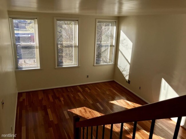 Foto del edificio - 1528 E Baltimore St