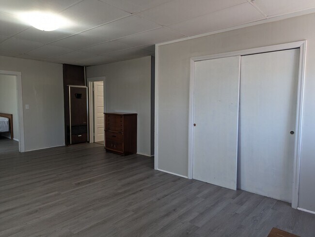 Foto del edificio - 2 BEDROOM UPSTAIRS FURNISHED APARTMENT