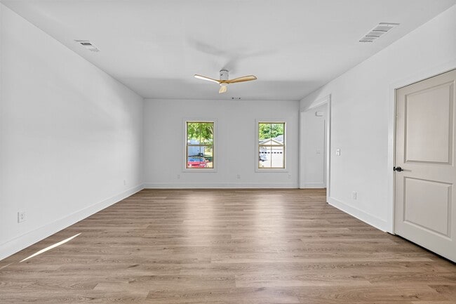 Building Photo - 3 Bedroom Walkable to Downtown Zebulon. Lawncare included!