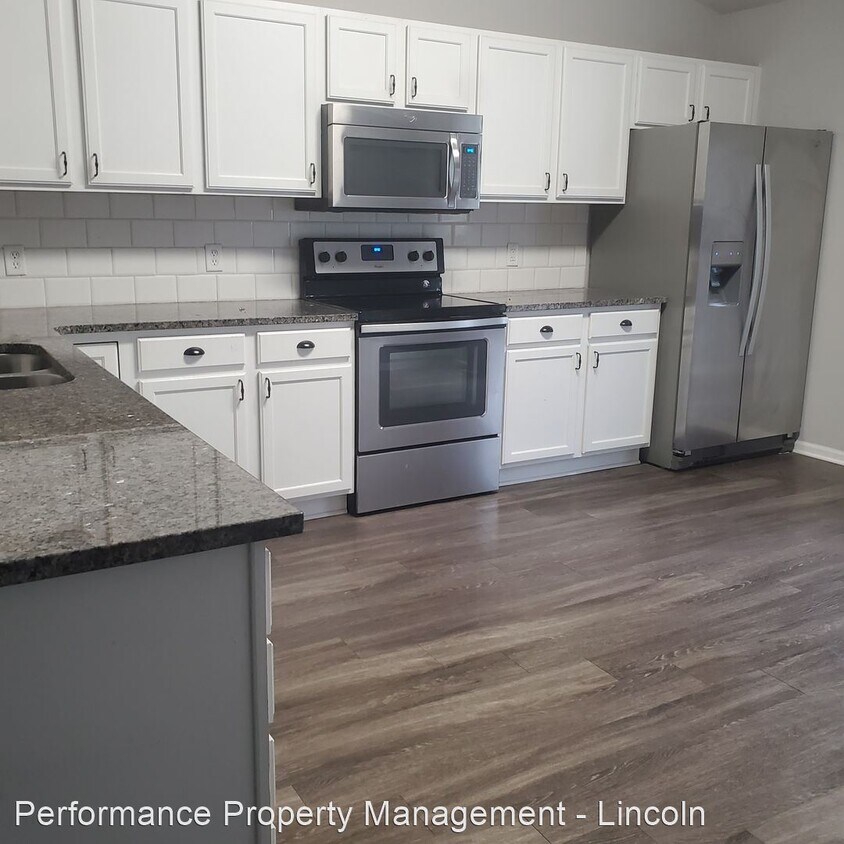 4 br, 3 bath House 7201 S 16 St House Rental in Lincoln, NE