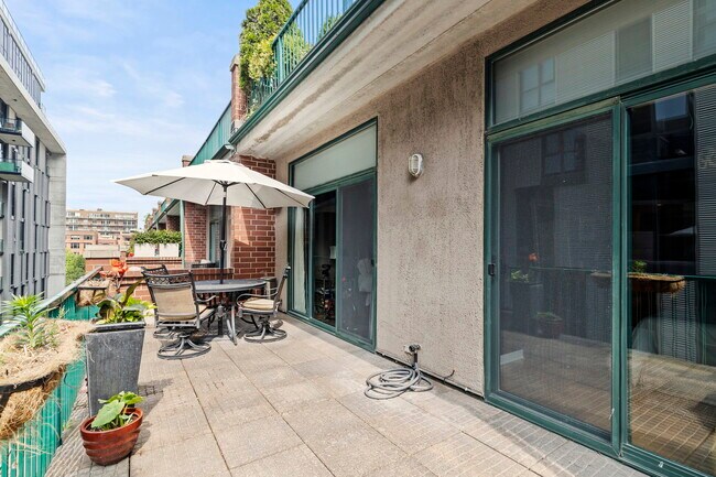 Building Photo - 841 W Monroe St
