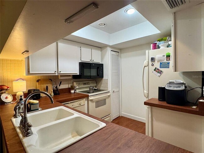 Foto del edificio - 5169 Lazy Oaks Dr