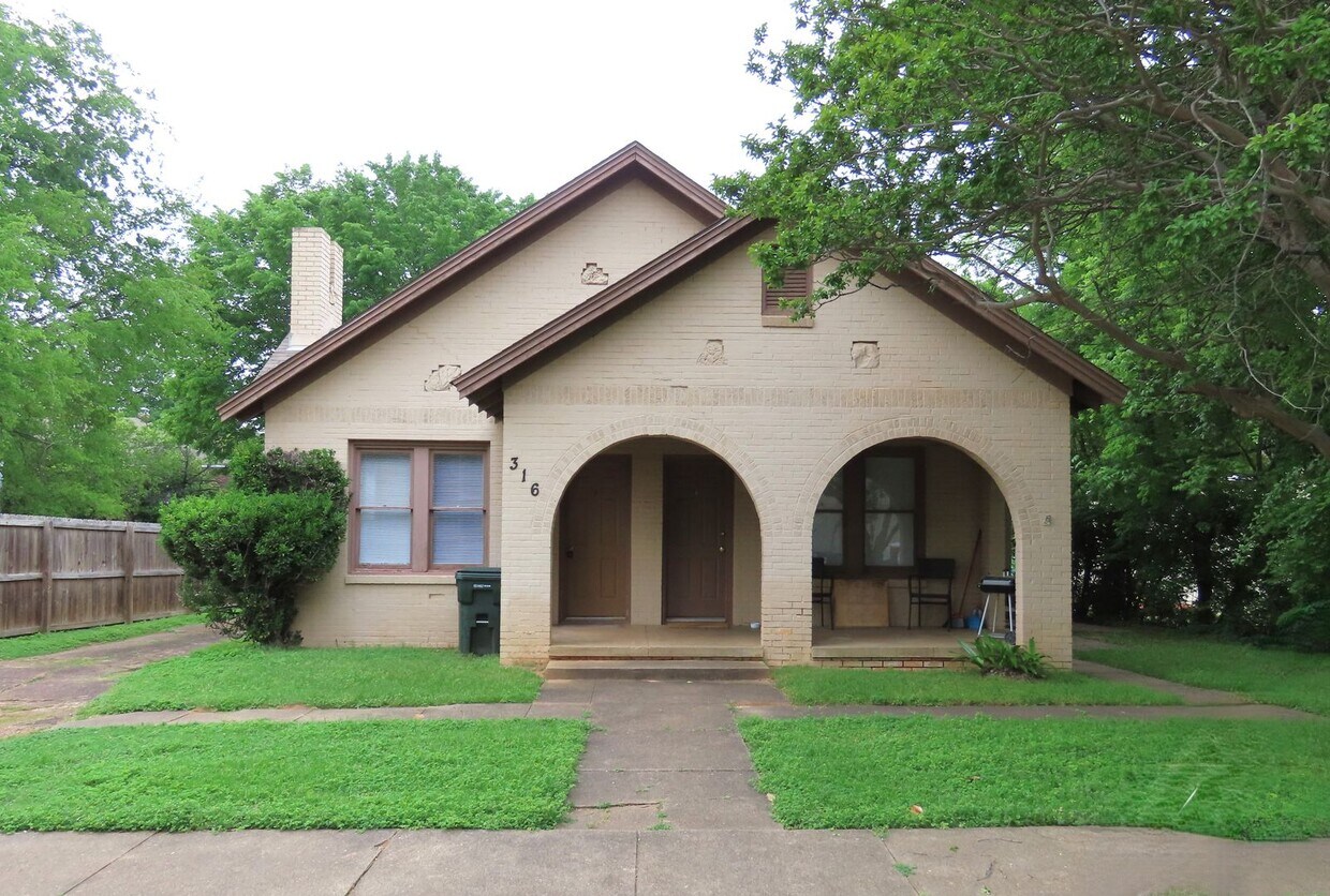 Primary Photo - Water/Trash & Lawncare Included! Charming ...