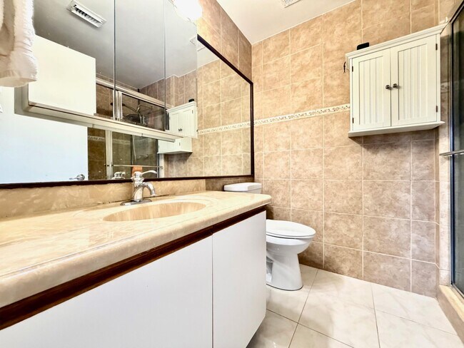 Foto del edificio - 651 Cypress Lake Blvd