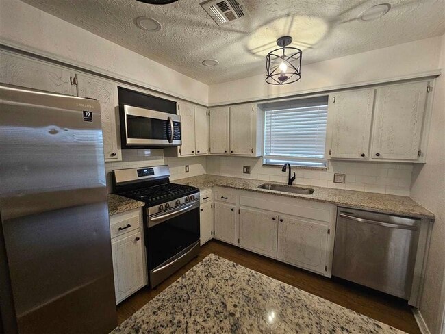 Building Photo - 5418 NW Cottonwood Dr