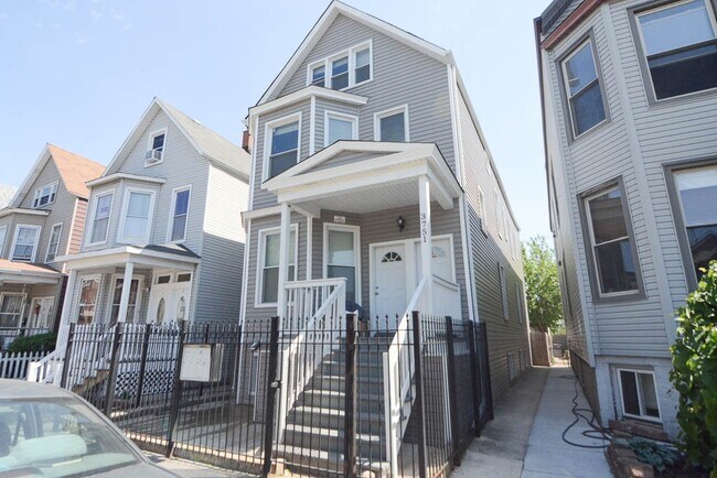 Building Photo - 3751 W Diversey Ave