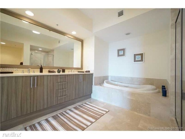 Foto del edificio - 14951 Royal Oaks Ln