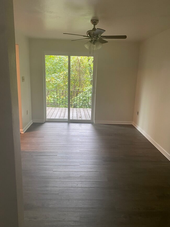 Building Photo - 127 Woodcrest Dr