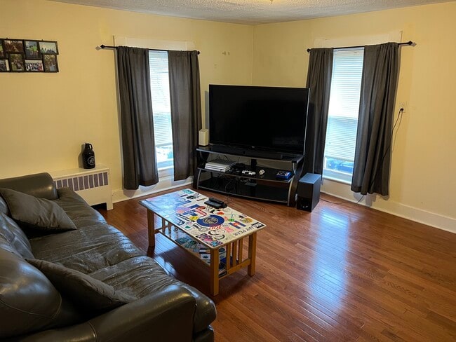 Building Photo - 154 Jenness St