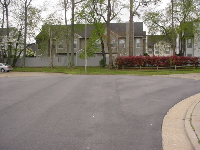 Building Photo - 3 BED / 2.5 BATH TOWNHOME IN CENTRAL CAMPU...