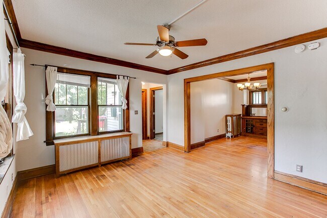 Building Photo - 8 Bedroom Home Across from Macalester!