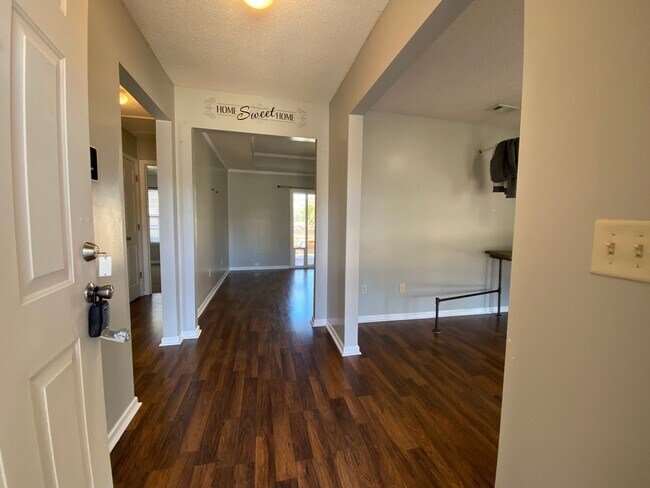 Foto del edificio - LAKE VIEWS FROM YOUR BACKYARD!