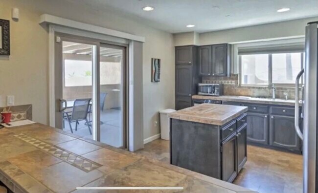 Kitchen - 1560 Cabana Dr