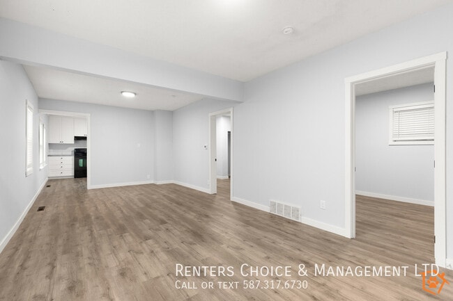 Building Photo - Renovated, Pet Friendly, Fenced Yard, Medi...