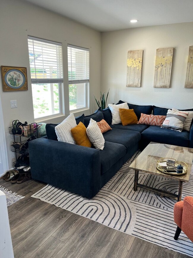 Building Photo - 5596 Canyon View Dr