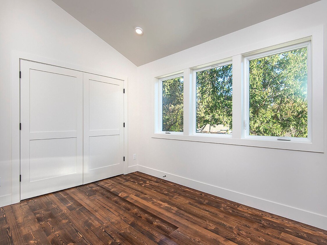 Primary Photo - 2-Bedroom Carriage House in Haller Lake