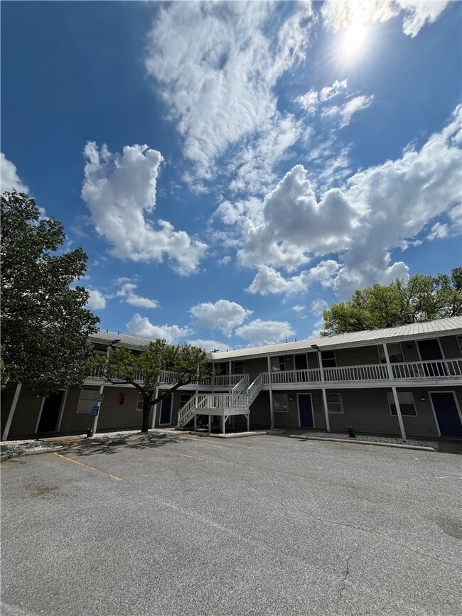 Building Photo - 1701 N Lewis Ave