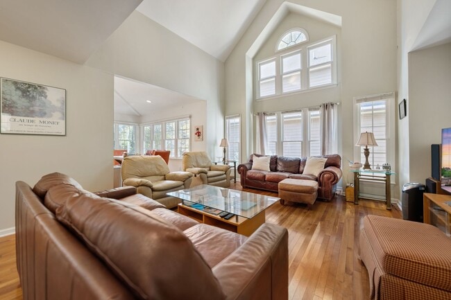 Building Photo - Charming 2 Bedroom + 2 Bath home just 5 mi...