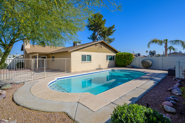 Patio trasero con piscina de sal - 8569 E Garfield St