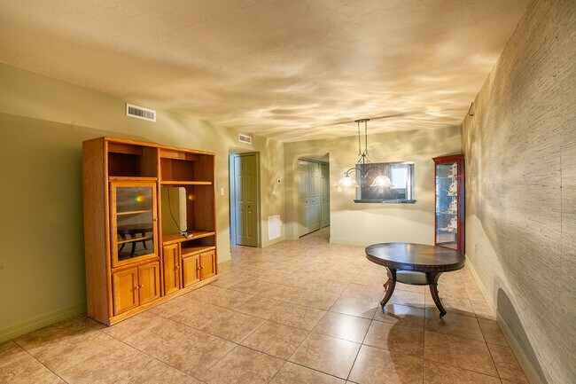 Building Photo - 2121 Collier Ave