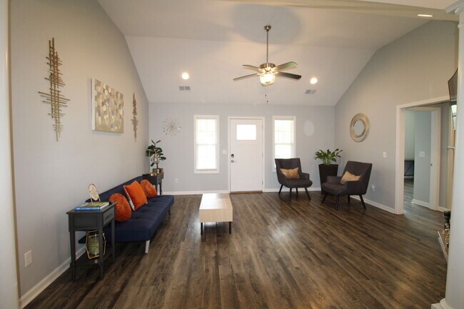 Building Photo - Entertainer's dream with a backyard paradi...