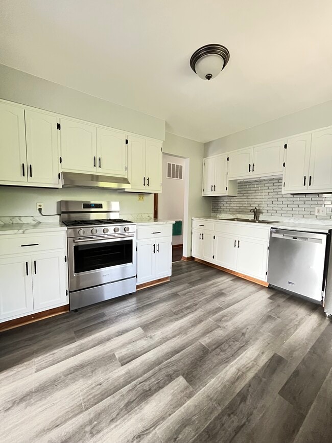 Building Photo - 3722 Crescent Dr