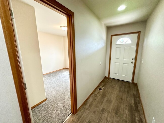 Building Photo - 4 Bed 2 Bath Home with Garage and Yard