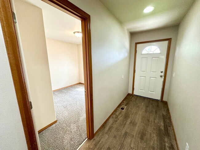 Foto del edificio - 4 Bed 2 Bath Home with Garage and Yard