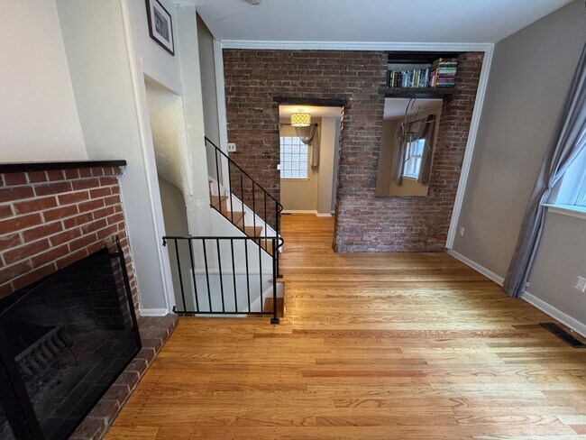 Building Photo - Gorgeous 2-Bedroom Townhome in Society Hil...