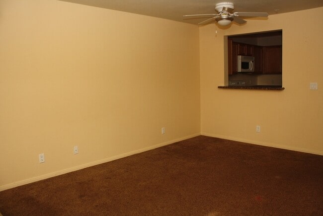 Building Photo - Cute & Cozy Condo Close to UNLV