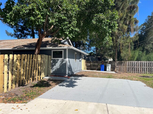 Building Photo - 500 NE 34th St